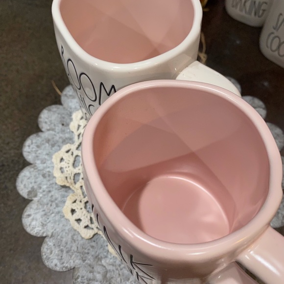 Set Rae Dunn Mugs - Picture 2 of 2